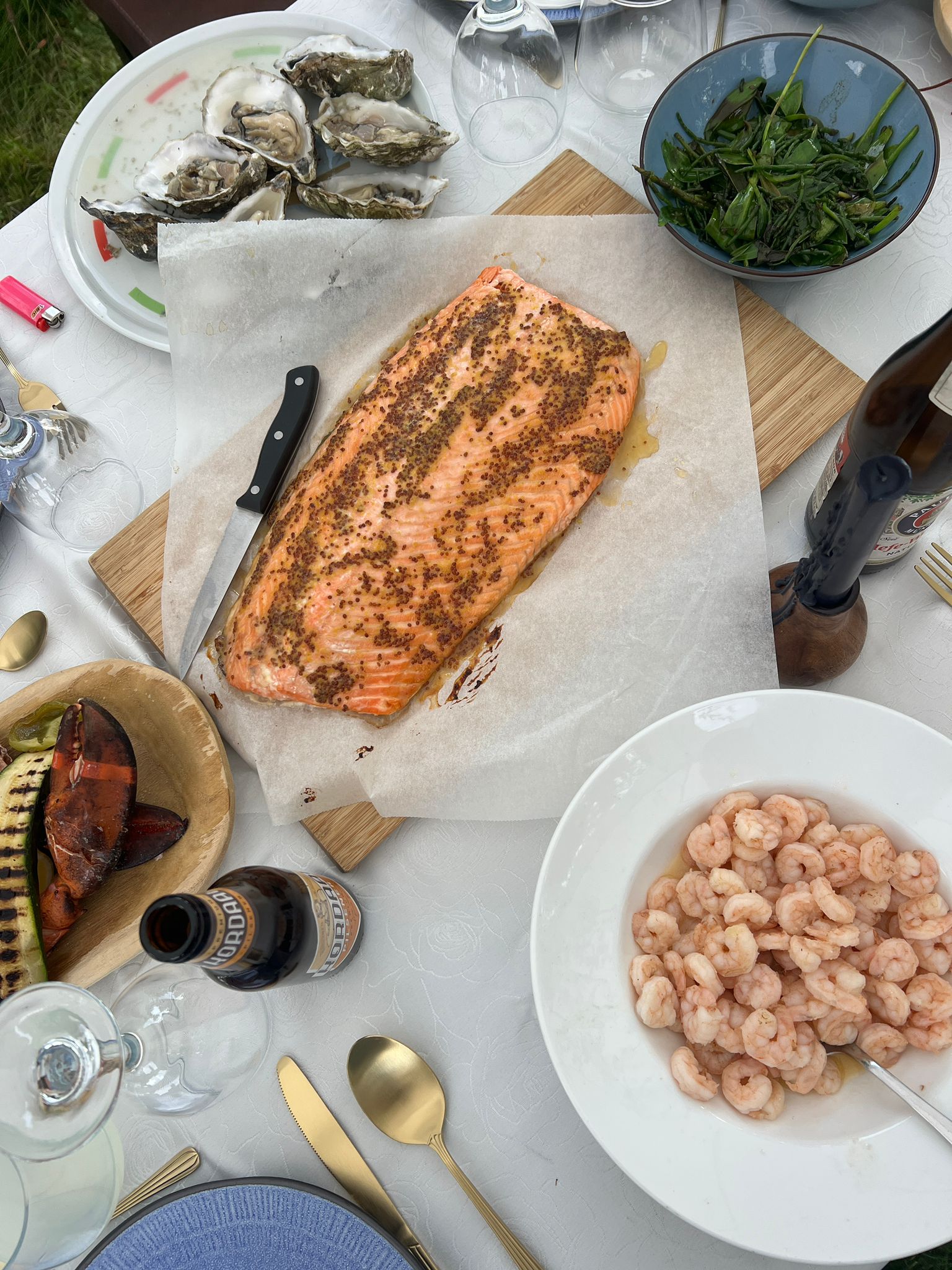 Zalm, oesters, gamba's en kreeft op tafel
