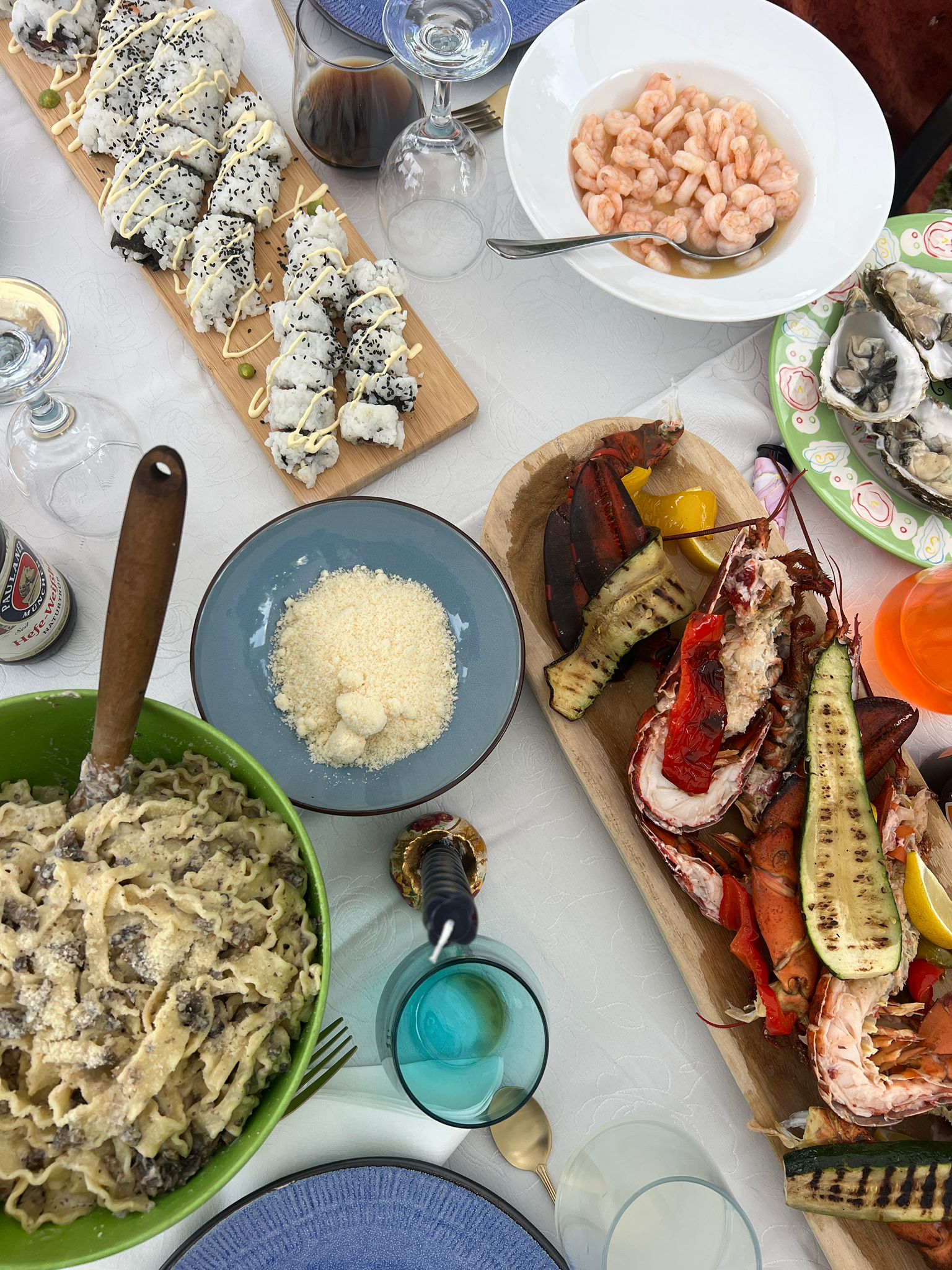 Kreeft, pasta, sushi, oesters en gamba's op tafel